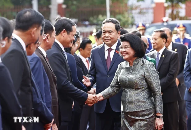 Chủ tịch Quốc hội Samdech Khuon Sudary giới thiệu với Chủ tịch Quốc hội Trần Thanh Mẫn c&aacute;c th&agrave;nh vi&ecirc;n Đo&agrave;n cấp cao Campuchia.