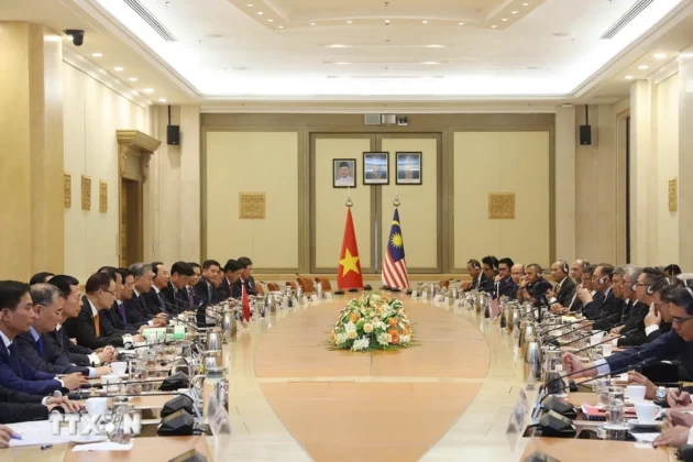 Tổng B&iacute; thư T&ocirc; L&acirc;m v&agrave; Thủ tướng Malaysia Anwar Ibrahim hội đ&agrave;m ch&iacute;nh thức.