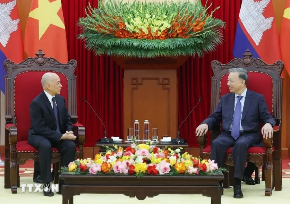 Tổng B&iacute; thư T&ocirc; L&acirc;m hội kiến Quốc vương Campuchia Norodom Sihamoni. (Ảnh: Thống Nhất/TTXVN)