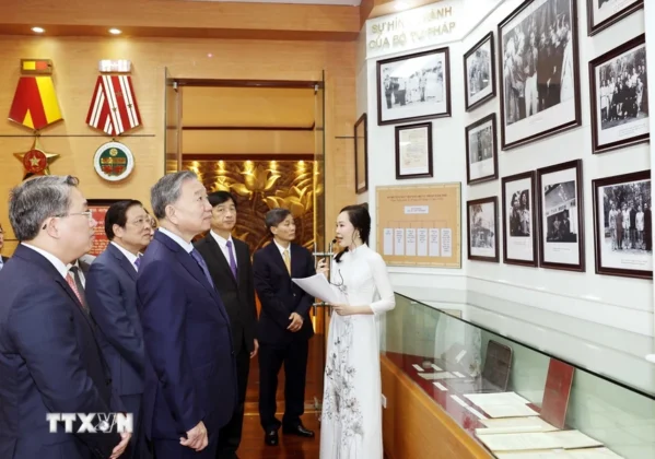 Tổng B&iacute; thư T&ocirc; L&acirc;m thăm Ph&ograve;ng truyền thống Bộ Tư Ph&aacute;p.