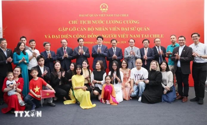 Chủ tịch nước Lương Cường v&agrave; c&aacute;c đại biểu chụp ảnh chung với c&aacute;n bộ, nh&acirc;n vi&ecirc;n Đại sứ qu&aacute;n v&agrave; đại diện cộng đồng người Việt Nam sinh sống, l&agrave;m việc tại Chile.