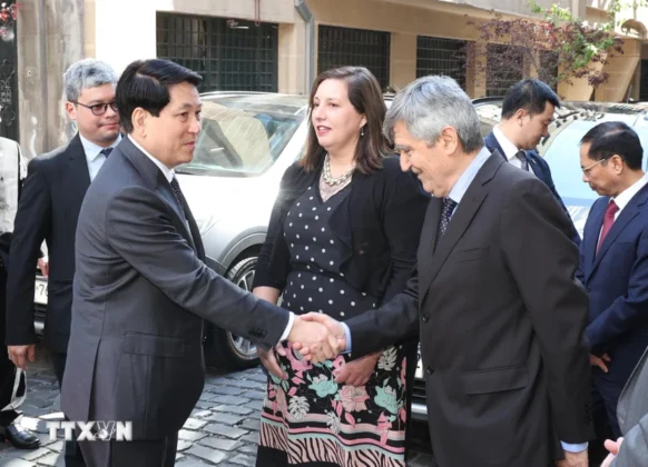 C&aacute;c đại biểu đ&oacute;n Chủ tịch nước Lương Cường đến thăm trụ sở Đảng X&atilde; hội Chile.
