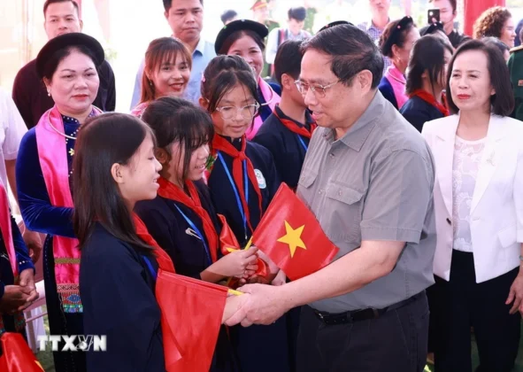 Thủ tướng Phạm Minh Ch&iacute;nh với đồng b&agrave;o c&aacute;c d&acirc;n tộc tỉnh Lạng Sơn.