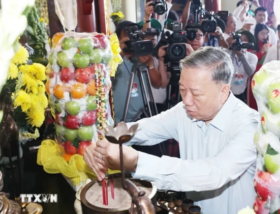 Tổng B&iacute; thư T&ocirc; L&acirc;m d&acirc;ng hương, hoa tại Đền thờ Quốc tổ Lạc Long Qu&acirc;n.