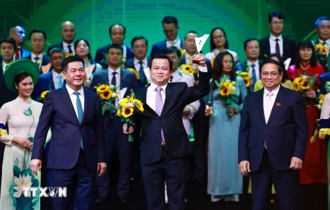 Thủ tướng Phạm Minh Ch&iacute;nh trao chứng nhận sản phẩm đạt Thương hiệu Quốc gia Việt Nam lần thứ 9 năm 2024 cho đại diện c&aacute;c thương hiệu.