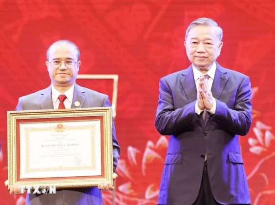 Tổng B&iacute; thư T&ocirc; L&acirc;m trao tặng Hu&acirc;n chương Lao động hạng Ba cho Trường Đại học Kinh tế - Đại học Quốc gia H&agrave; Nội nh&acirc;n dịp kỷ niệm 50 năm ng&agrave;y th&agrave;nh lập trường.