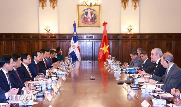 Thủ tướng Phạm Minh Ch&iacute;nh hội đ&agrave;m với Tổng thống Dominicana Luis Abinader Corona.