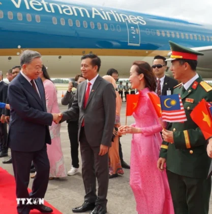 Tổng B&iacute; thư T&ocirc; L&acirc;m v&agrave; Phu nh&acirc;n đến S&acirc;n bay Quốc tế Kuala Lumpur, thủ đ&ocirc; Kuala Lumpur, Malaysia bắt đầu chuyến thăm ch&iacute;nh thức Malaysia.
