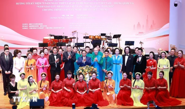 Thủ tướng Phạm Minh Ch&iacute;nh với c&aacute;c nghệ sỹ tham dự giao lưu nghệ thuật Việt-Trung.