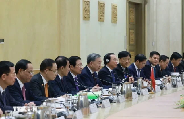 Tổng B&iacute; thư T&ocirc; L&acirc;m v&agrave; c&aacute;c th&agrave;nh vi&ecirc;n đo&agrave;n Việt Nam tại cuộc hội đ&agrave;m với Thủ tướng Malaysia Anwar Ibrahim.