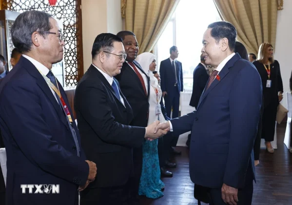 Chủ tịch Quốc hội Trần Thanh Mẫn với đại biểu dự Hội nghị.