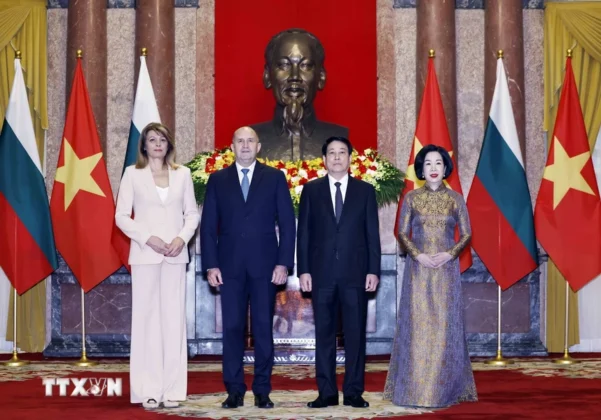 Chủ tịch nước Lương Cường v&agrave; Phu nh&acirc;n c&ugrave;ng Tổng thống Bulgaria Rumen Radev v&agrave; Phu nh&acirc;n chụp ảnh chung.