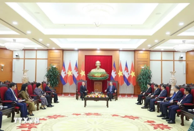 Tổng B&iacute; thư T&ocirc; L&acirc;m hội kiến Quốc vương Campuchia Norodom Sihamoni. (Ảnh: Thống Nhất/TTXVN)