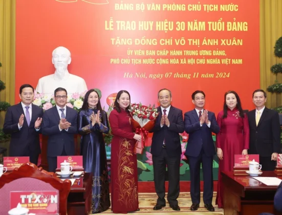 Đảng ủy Văn ph&ograve;ng Chủ tịch nước ch&uacute;c mừng Ph&oacute; Chủ tịch nước V&otilde; Thị &Aacute;nh Xu&acirc;n.