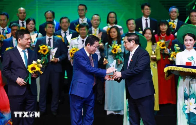 Thủ tướng Phạm Minh Ch&iacute;nh trao chứng nhận sản phẩm đạt Thương hiệu Quốc gia Việt Nam lần thứ 9 năm 2024 cho đại diện c&aacute;c thương hiệu.