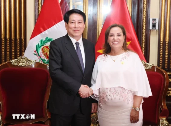Chủ tịch nước Lương Cường v&agrave; Tổng thống Peru Dina Ercilia Boluarte Zegarr.