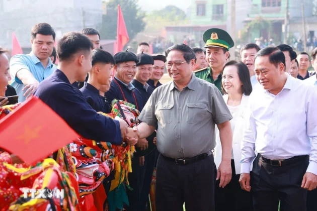Thủ tướng Phạm Minh Ch&iacute;nh với đồng b&agrave;o c&aacute;c d&acirc;n tộc tỉnh Lạng Sơn.