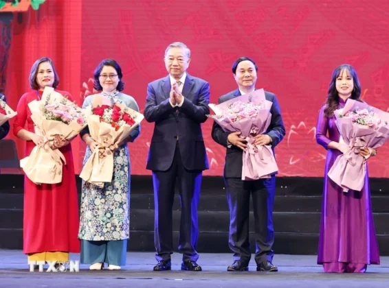 Tổng B&iacute; thư T&ocirc; L&acirc;m tặng hoa ch&uacute;c mừng c&aacute;c nh&agrave; gi&aacute;o, c&aacute;n bộ quản l&yacute; gi&aacute;o dục.