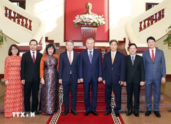 Tổng B&iacute; thư T&ocirc; L&acirc;m với c&aacute;c đại biểu.