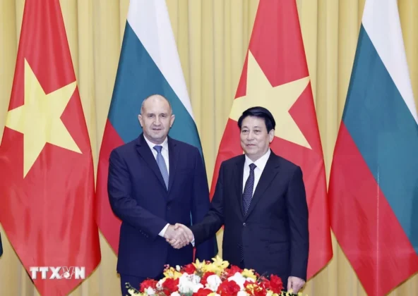 Chủ tịch nước Lương Cường v&agrave; Tổng thống Bulgaria Rumen Radev chụp ảnh chung.