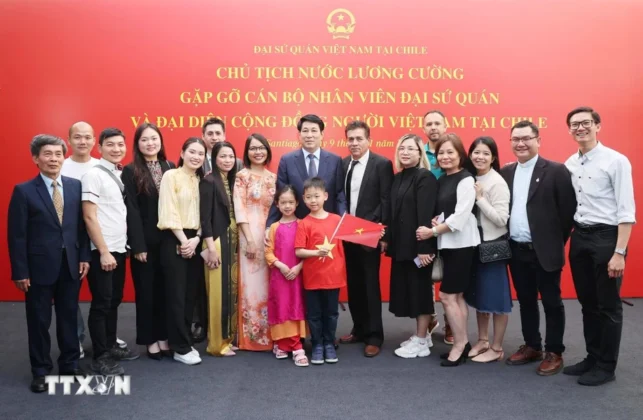 Chủ tịch nước Lương Cường với đại diện cộng đồng người Việt Nam tại Chile.