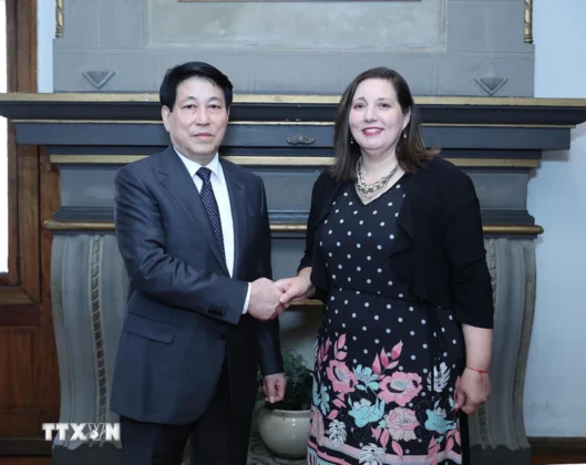 Chủ tịch nước Lương Cường gặp Chủ tịch Đảng X&atilde; hội Chile Paulina Vodanovic.