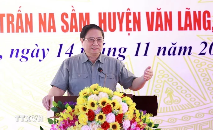 Thủ tướng Phạm Minh Ch&iacute;nh ph&aacute;t biểu ch&uacute;c mừng, động vi&ecirc;n nh&acirc;n d&acirc;n c&aacute;c d&acirc;n tộc thị trấn Na Sầm (Lạng Sơn).