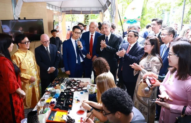 Thủ tướng Phạm Minh Ch&iacute;nh v&agrave; Phu nh&acirc;n tham quan "Kh&ocirc;ng gian Văn h&oacute;a Việt Nam tại Brazil."