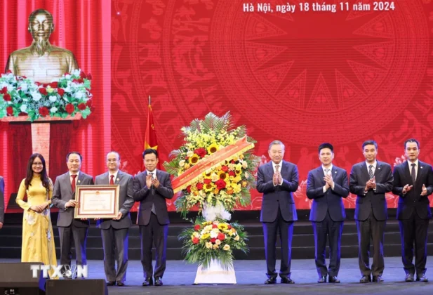 Tổng B&iacute; thư T&ocirc; L&acirc;m tặng hoa ch&uacute;c mừng Đại học Quốc gia H&agrave; Nội v&agrave; Trường Đại học Kinh tế.