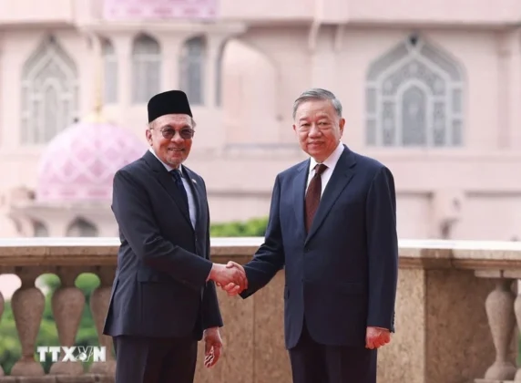 Tổng B&iacute; thư T&ocirc; L&acirc;m v&agrave; Thủ tướng Malaysia Anwar Ibrahim chụp ảnh chung.