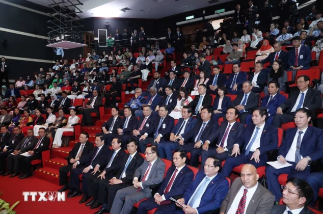 C&aacute;c đại biểu v&agrave; sinh vi&ecirc;n Đại học Quốc gia Malaya tham dự sự kiện.