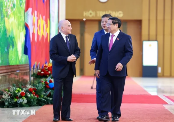 Thủ tướng Phạm Minh Ch&iacute;nh tiếp kiến Quốc vương Campuchia Norodom Sihamoni. (Ảnh: Dương Giang/TTXVN)