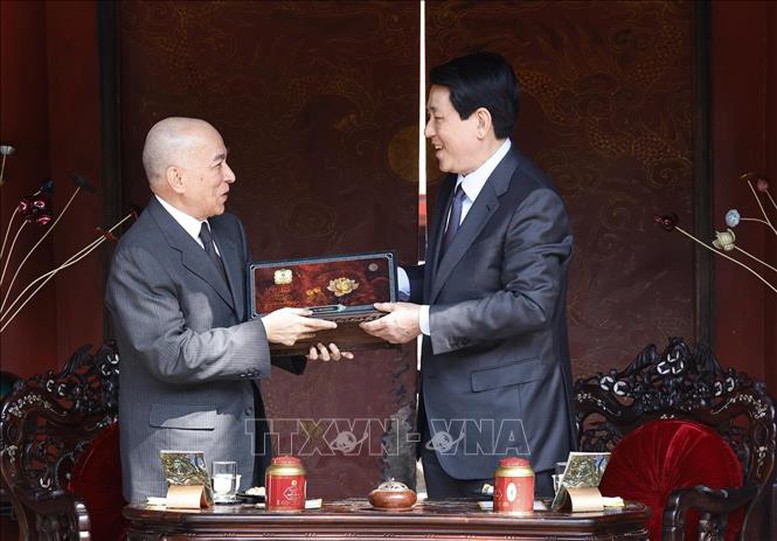 Chủ tịch nước Lương Cường tặng Quốc vương Campuchia Norodom Sihamoni trà quý của Việt Nam - Ảnh: TTXVN