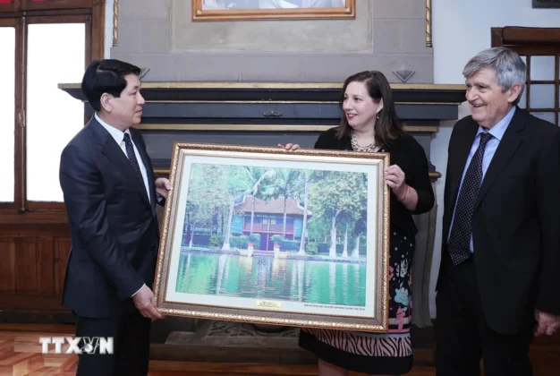 Chủ tịch nước Lương Cường trao bức tranh Nh&agrave; s&agrave;n B&aacute;c Hồ tặng Chủ tịch Đảng X&atilde; hội Chile Paulina Vodanovic.