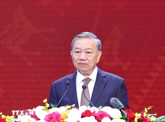 Tổng B&iacute; thư T&ocirc; L&acirc;m ph&aacute;t biểu ch&agrave;o mừng ng&agrave;y Nh&agrave; gi&aacute;o Việt Nam 20/11.