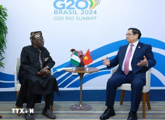 Thủ tướng Phạm Minh Ch&iacute;nh gặp Tổng thống Nigeria Bola Ahmed Tinubu. (Ảnh: Dương Giang/TTXVN)