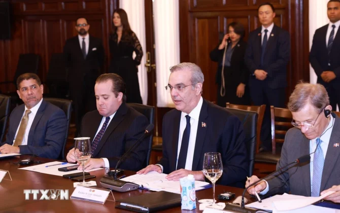 Tổng thống Dominicana Luis Abinader Corona ph&aacute;t biểu tại cuộc hội đ&agrave;m với Thủ tướng Phạm Minh Ch&iacute;nh.