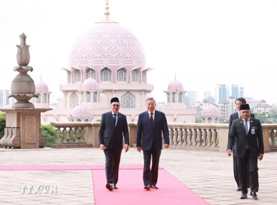 Tổng B&iacute; thư T&ocirc; L&acirc;m v&agrave; Thủ tướng Malaysia Anwar Ibrahim tại Lễ đ&oacute;n.