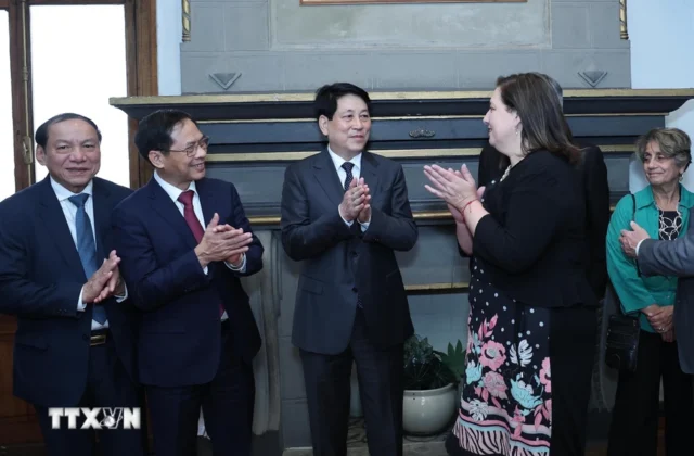 Chủ tịch nước Lương Cường v&agrave; c&aacute;c đại biểu tại trụ sở Đảng X&atilde; hội Chile.