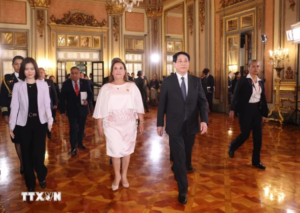 Ngay sau lễ đ&oacute;n ch&iacute;nh thức, Chủ tịch nước Lương Cường v&agrave; Tổng thống Peru Dina Ercilia Boluarte Zegarra tiến h&agrave;nh hội đ&agrave;m.