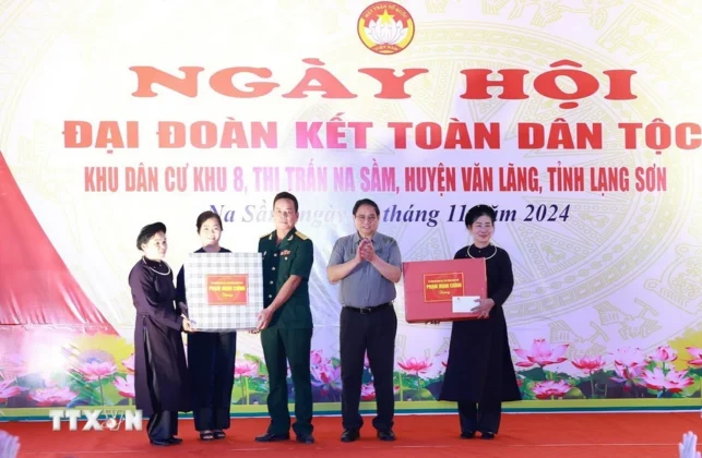 Thủ tướng Phạm Minh Ch&iacute;nh tặng qu&agrave; cho Khu d&acirc;n cư 8, thị trấn Na Sầm.