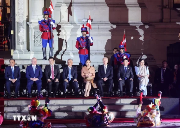 Chủ tịch nước Lương Cường c&ugrave;ng c&aacute;c nh&agrave; l&atilde;nh đạo APEC xem chương tr&igrave;nh nghệ thuật tại tiệc chi&ecirc;u đ&atilde;i ch&iacute;nh thức.