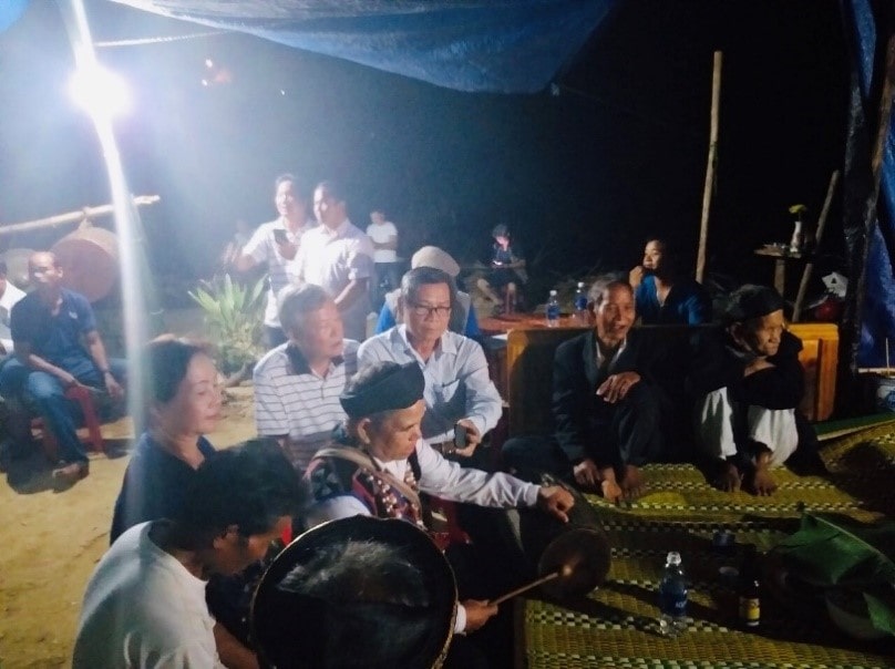 (Ảnh 3) Đại diện dòng họ A Ting, già A Ting Đhơn (mang khăn đen) hát lý đáp lễ. (Ảnh: cắt từ video clip của Nguyễn Đăng Hựu, đêm 3/10/2020).