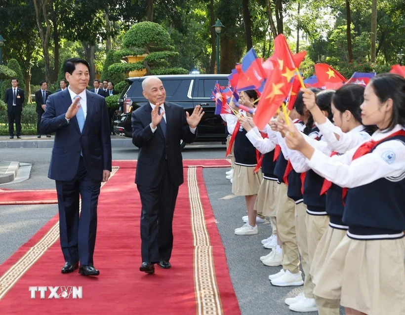 Thiếu nhi Thủ đô chào đón Quốc vương Campuchia Norodom Sihamoni thăm cấp Nhà nước tới Việt Nam.