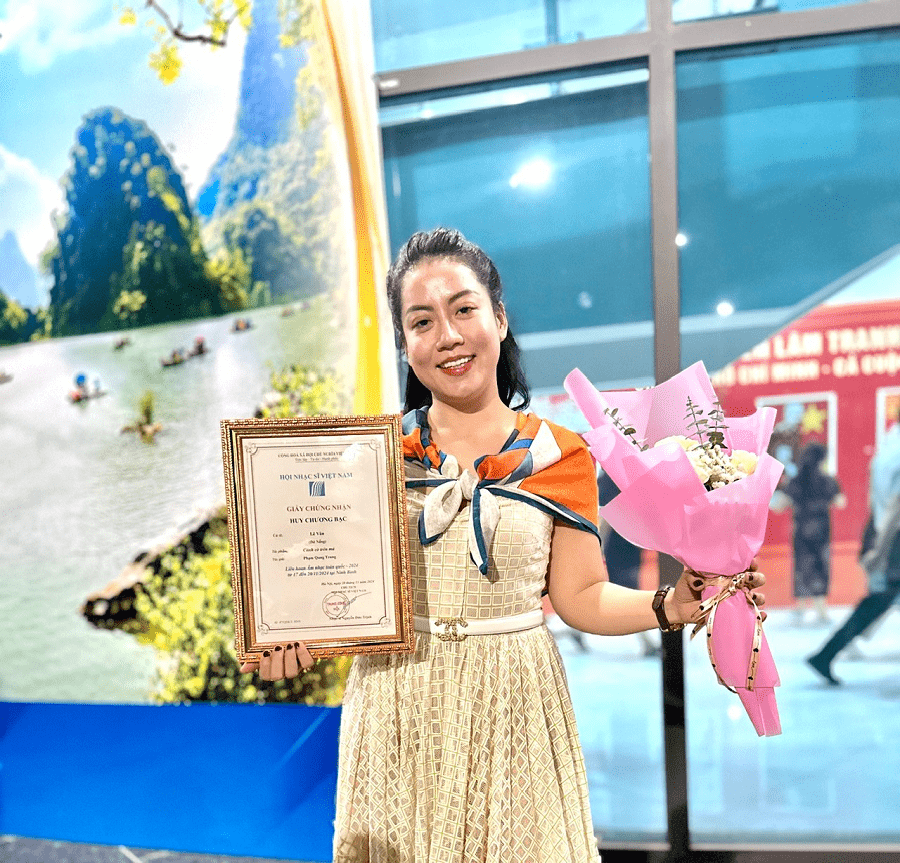Ca sĩ Lê Vân với ca khúc "Cánh cò trên má" đạt Huy chương bạc cho giọng ca Việt tại Liên hoan Âm nhạc Toàn quốc 2024