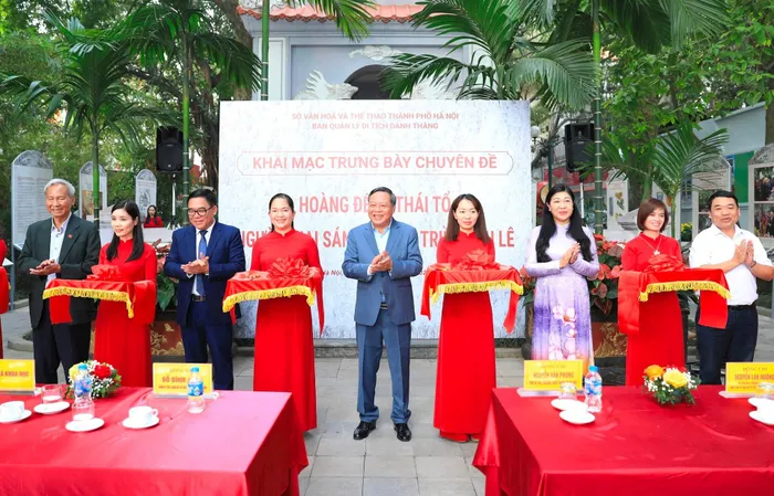 Phó Bí thư Thường trực Thành ủy Hà Nội Nguyễn Văn Phong, Chủ tịch Ủy ban Mặt trận Tổ quốc Việt Nam thành phố Hà Nội Nguyễn Lan Hương cùng lãnh đạo các sở, ngành thành phố cắt băng khai mạc trưng bày.