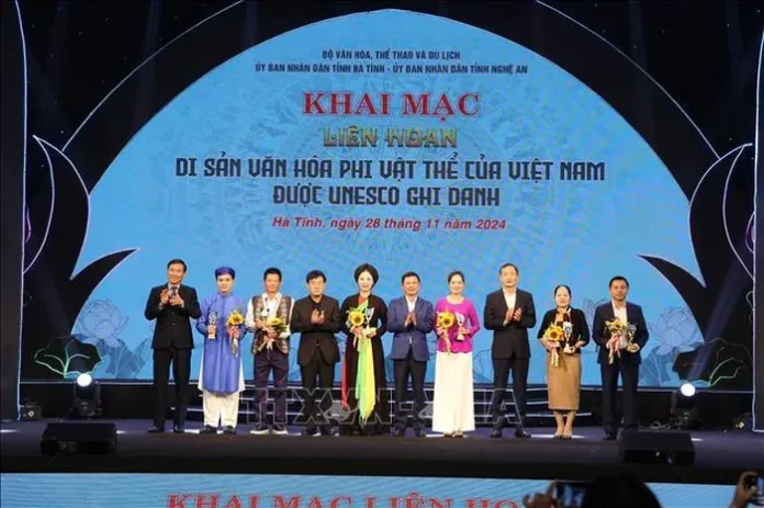 Khai mạc Liên hoan Di sản văn hóa phi vật thể của Việt Nam được UNESCO ghi danh Khai mạc Liên hoan Di sản văn hóa phi vật thể của Việt Nam được UNESCO ghi danh