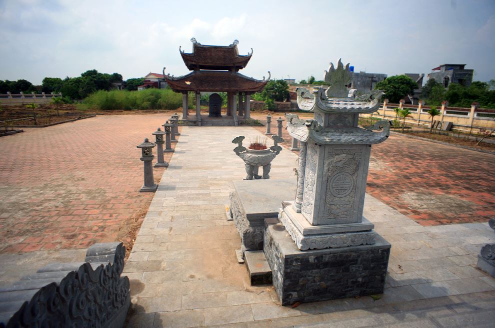 Sau một thời kỳ dài nằm trong tình trạng hoang phế, đến năm 1994 lăng mộ Thái sư Trần Thủ Độ được xây dựng lại. Những năm 2000, lăng mộ được trùng tu lớn và có diện mạo như ngày nay.