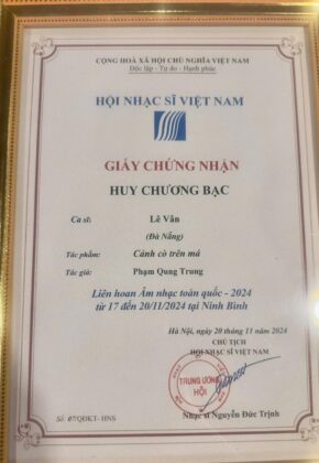 Ca sĩ L&ecirc; V&acirc;n với ca kh&uacute;c "C&aacute;nh c&ograve; tr&ecirc;n m&aacute;" đạt Huy chương bạc cho giọng ca Việt tại Li&ecirc;n hoan &Acirc;m nhạc To&agrave;n quốc 2024