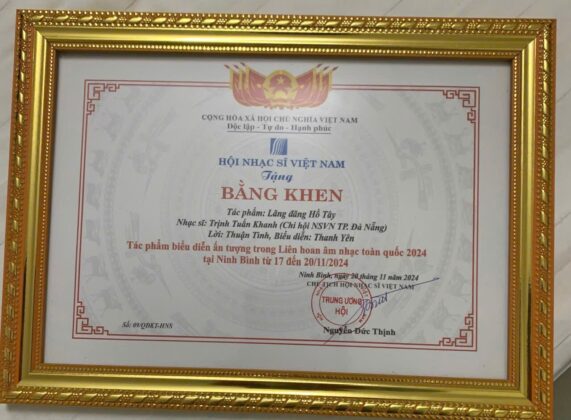 Nhạc sĩ Trịnh Tuấn Khanh với ca kh&uacute;c "L&atilde;ng đ&atilde;ng Hồ T&acirc;y" nhận Bằng khen cho nhạc sĩ c&oacute; t&aacute;c phẩm biểu diễn ấn tượng